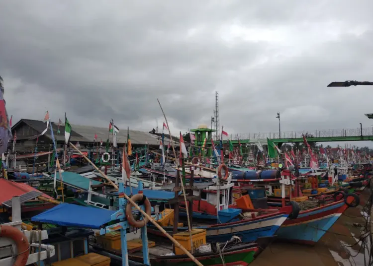 Perahu nelayan Teluk, Kecamatan Labuan, Kabupaten Pandeglang, sandar. Karena, sebelumnya, perahu tersebut tak melaut. (ISTIMEWA)