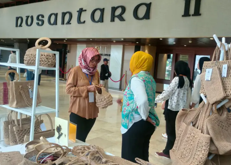 Kerajinan tangan produk Desa Tegal Maja, Kecamatan Kragilan, Kabupaten Serang, dijajakan di gedung DPR RI, di acara Indonesia Opinion Festival 2024. (ISTIMEWA)