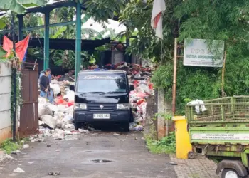 Warga Keluhkan Bau Busuk Tumpukan Sampah TPS3R Pondok Kacang Timur