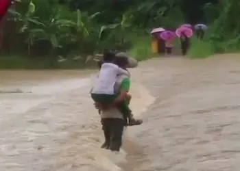 Sambil Gendong Anak, Warga di Lebak Nekat Terobos Banjir