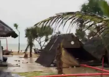 Angin Kencang Porak-Porandakan Belasan Saung Lesehan Pesisir Pantai di Lebak