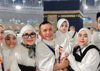 Ayu Ting Ting Boyong Keluarga Umrah