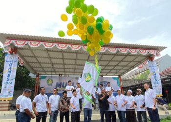 MUSLIM GAMES DIMULAI: Camat Pagedangan Daniel Ramdani mewakili Pj Bupati Tangerang Andy Ony melepas balon ke udara sebagai tanda dibukanya secara resmi ajang Muslim Games 2024 yang melibatkan 31 mesjid dan musholla di kawasan BSD dan sekitarnya, di Balai RW 06 Catalina, Medang, Pagedangan, Tangerang, Sabtu 14 Desember 2024.