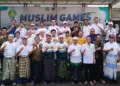 CLOSING CEREMONY MUSLIM GAMES 2024: Anggota DPRD Kabupaten Tangerang Fikri Faiz Muhammad (kelima dari kiri belakang), Ketua Presidium FMMB Slamet Budiyanto (keenam dari kiri belakang), Ketua YBIMCatalina Dr Abidin (keempat dari kanan belakang) beserta panitia, jajaran pengurus FMMB dan tokoh masyarakat saat closing ceremony Muslim Games 2024 di Balai RW 06 Catalina, Gading Serpong, Medang - Pagedangan, Tangerang, Minggu (22/12/2024).