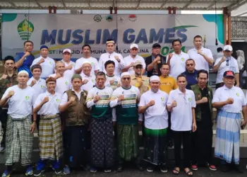 CLOSING CEREMONY MUSLIM GAMES 2024: Anggota DPRD Kabupaten Tangerang Fikri Faiz Muhammad (kelima dari kiri belakang), Ketua Presidium FMMB Slamet Budiyanto (keenam dari kiri belakang), Ketua YBIMCatalina Dr Abidin (keempat dari kanan belakang) beserta panitia, jajaran pengurus FMMB dan tokoh masyarakat saat closing ceremony Muslim Games 2024 di Balai RW 06 Catalina, Gading Serpong, Medang - Pagedangan, Tangerang, Minggu (22/12/2024).