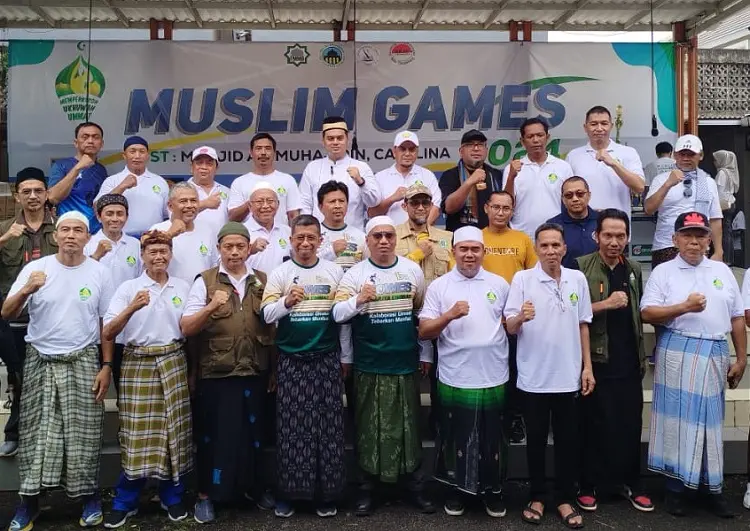 CLOSING CEREMONY MUSLIM GAMES 2024: Anggota DPRD Kabupaten Tangerang Fikri Faiz Muhammad (kelima dari kiri belakang), Ketua Presidium FMMB Slamet Budiyanto (keenam dari kiri belakang), Ketua YBIMCatalina Dr Abidin (keempat dari kanan belakang) beserta panitia, jajaran pengurus FMMB dan tokoh masyarakat saat closing ceremony Muslim Games 2024 di Balai RW 06 Catalina, Gading Serpong, Medang - Pagedangan, Tangerang, Minggu (22/12/2024).