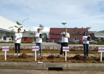 EASTVARA dan AEON Indonesia Gelar Penanaman 20 Bibit Pohon Ketapang Kencana