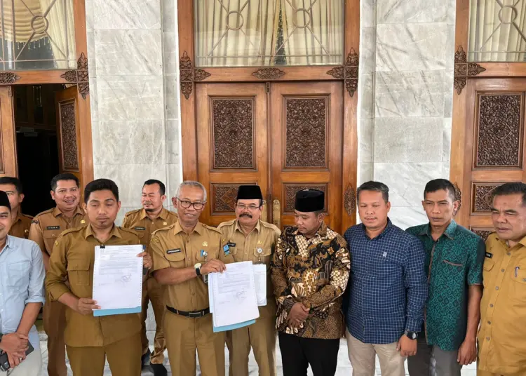 Wakil Ketua DPRD Kabupaten Serang, Abdul Gofur, saat menerima kedatangan perangkat desa, belum lama ini. (DOKUMEN/SATELITNEWS.COM)