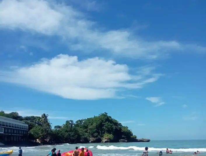 Kunjungan wisatawan ke kawasan wisata Anyer - Cinangka, Kabupaten Serang, selama libur Natal 2024 dan Tahun Baru 2025, menurun dibandingkan tahun sebelumnya. (ISTIMEWA)