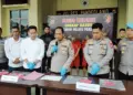 Kapolres Pandeglang AKBP Oki Bagus Setiaji (memegang mic) menyampaikan informasi kasus pencurian kerbau. (ADIB FAHRIE/SATELITNEWS.COM)