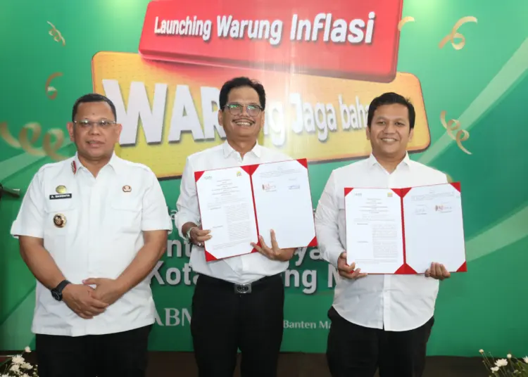 Pj Gubernur Banten A Damenta (kiri), bersama Pj Walikota Serang Nanang Saefudin dan Plt Direksi PT Agrobisnis Banten Mandiri Ronald Airnan, saat launching warung inflasi di Pasar Lama, Kota Serang, Sabtu (4/1/2025). (ISTIMEWA