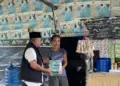 Wakil Ketua DPRD Kabupaten Serang, Abdul Gofur, memberikan bingkisan terhadap pedagang disela sela sidak ke objek wisata mangrove di Tirtayasa. (ISTIMEWA)