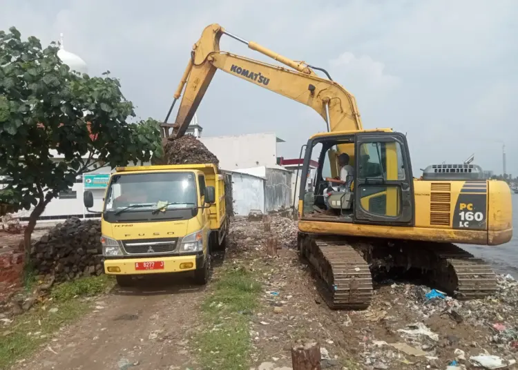 Mobil Dinas LH Kabupaten Pandeglang, mengangkut sampah untuk dibuang ke TPA Bangkonol dan diolah menjadi BBJP. Pemkab Pandeglang, mengisyaratkan bakal memperpanjang pengelolaan sampah dengan Kabupaten Serang. (DOKUMEN/SATELITNEWS.COM)