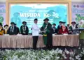 Wakil Menteri (wamen) Agama Republik Indonesia H. Raden Muhammad Syafii (kiri berdiri depan), menerima plakat di acara wisuda di UNMA Banten, Selasa (7/1/2025). (ISTIMEWA)