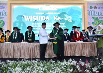 Wakil Menteri (wamen) Agama Republik Indonesia H. Raden Muhammad Syafii (kiri berdiri depan), menerima plakat di acara wisuda di UNMA Banten, Selasa (7/1/2025). (ISTIMEWA)