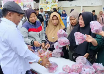 Sebanyak 2 ton cabai yang dijual melalui Operasi Pasar (OP) di halaman Pasar Baros, Kabupaten Serang, ludes dalam 1 jam diserbu oleh emak emak, Rabu (7/1/2025). (SIDIK/SATELITNEWS.COM)