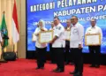 Mengawali tahun 2025, Kantor Wilayah (Kanwil) Kementerian Hukum dan Hak Asasi Manusia (Kumham) Provinsi Banten, menebar sejumlah penghargaan kepada seluruh Kepala Daerah (Kada) di Provinsi Banten. (LUTHFI/SATELITNEWS.COM)