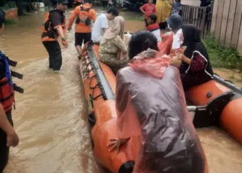 Sebanyak 4 kecamatan di Kabupaten Serang yaitu, Kramatwatu, Ciruas, Pontang dan Lebak Wangi, dilanda banjir, Kamis (9/1/2025). Ketinggian air, mencapai 10 sampai dengan 100 centimeter. (SIDIK/SATELITNEWS.COM)