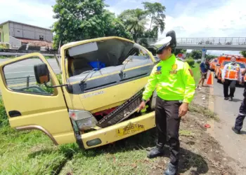 Truk Tabrak Pembatas Jalan Tol Tangerang-Merak, Satu Penumpang Tewas