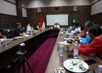 Audiensi para buruh, bersama Pj Gubernur Banten A Damenta, di Pendopo Gubernur Banten, KP3B, Curug, Kota Serang, Sabtu (11/1/2025). (LUTHFI/SATELITNEWS.COM)