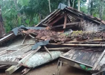 Rumah warga Kampung Cikupaeun, Desa Bojongmanik, Kecamatan Sindangresmi, Kabupaten Pandeglang,roboh. (ISTIMEWA)