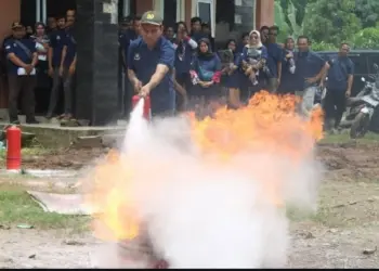 Personel Damkar BPBDPK Pandeglang, memberikan pelatihan memadamkan api. (ISTIMEWA)