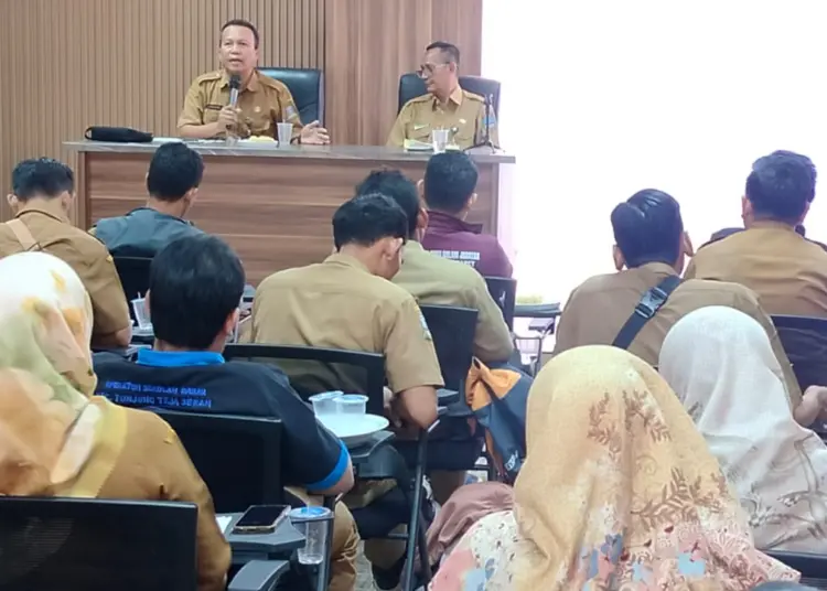 Sejumlah honorer di Kabupaten Serang, tengah melakukan pertemuan dengan BKPSDM setempat, Senin (13/1/2025). (SIDIK/SATELITNEWS.COM)