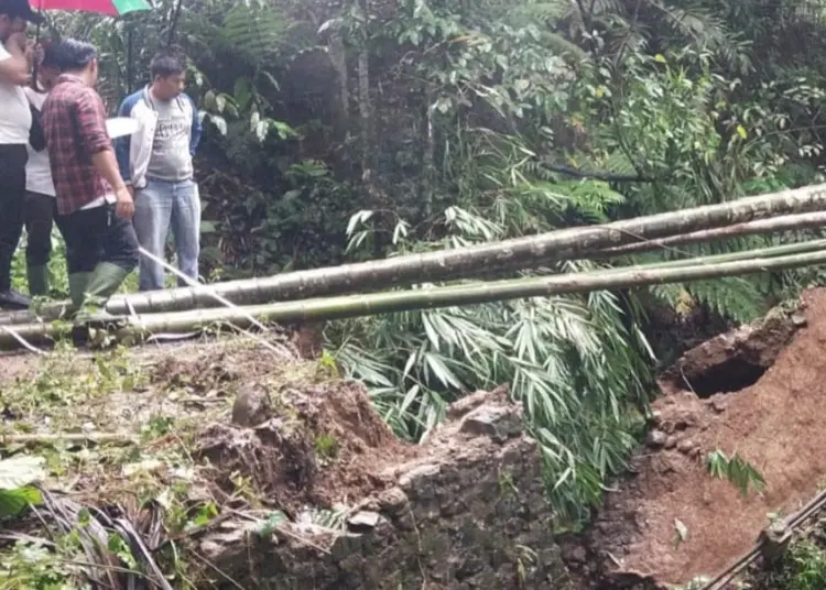 Jembatan Sarewu di Kecamatan Jiput, Kabupaten Pandeglang, roboh dan belum dilakukan perbaikan. (ISTIMEWA)