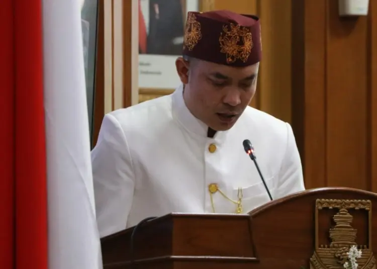 Kepala Bagian Hukum Pemkab Serang, Lalu Farhan Nugraha, tengah membacakan naskah sambutan saat rapat paripurna. (ISTIMEWA)