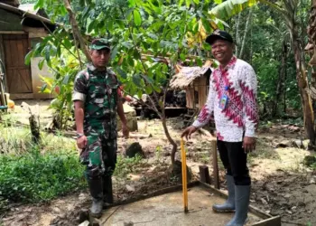 Camat Sindangresmi Muklis Arifin (kanan), memeriksa hasil pembangunan jamban yang dibiayai Banprov. (ISTIMEWA)