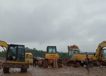 Sejumlah alat berat mengolah sampah di TPA Bangkonol. (ISTIMEWA)