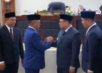 DPRD Provinsi Banten, secara resmi mengumumkan penetapan Pasangan Gubernur dan Wakil Gubernur Banten terpilih, Andra Soni dan Dimyati Natakusumah periode 2025-2030, dalam Rapat Paripurna, Rabu (15/1/2025). (LUTHFI/SATELITNEWS.COM)