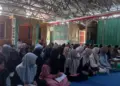 Para santri Pondok Pesantren Huffadz Manbaul Quran, mendengarkan ceramah keagamaan. (ISTIMEWA)