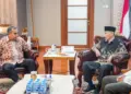 Ketua MPR RI Ahmad Muzani (kiri), berbincang dengan Ketua Umum PBMA, Embay Mulya Syarief. (ISTIMEWA)