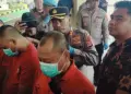 Personel Satuan Reserse Narkoba Polres Pandeglang, mengamankan seorang tersangka pengedar narkotika jenis.sabu, berinisial TS (43). (ISTIMEWA)