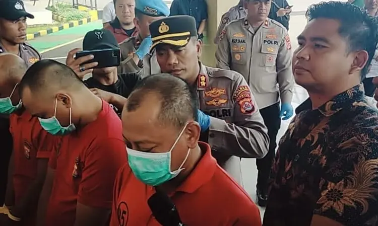 Personel Satuan Reserse Narkoba Polres Pandeglang, mengamankan seorang tersangka pengedar narkotika jenis.sabu, berinisial TS (43). (ISTIMEWA)