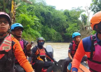 Tim SAR gabungan, melakukan pencarian terhadap korban terseret arus Sungai Cibanten, Kota Serang. (ISTIMEWA)