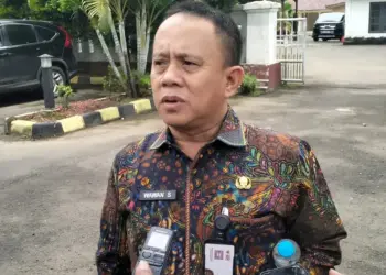 Kepala Dinsos Kabupaten Pandeglang, Wawan Setiawan, menyampaikan keterangan kepada wartawan. (DOKUMEN/SATELITNEWS.COM)