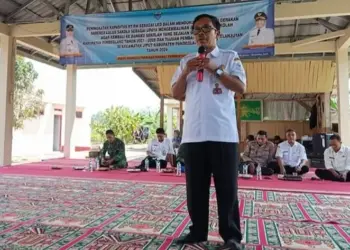 Kepala DPMPD Muslim Taufik menyampaikan arahan kepada para perangkat desa, beberapa waktu lalu. (ISTIMEWA)