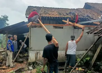 Rumah warga Angsana, Kabupaten Pandeglang, hancur tertimpa pohon kelapa. Warga bergotong royong memperbaikinya secara swadaya. (ISTIMEWA)