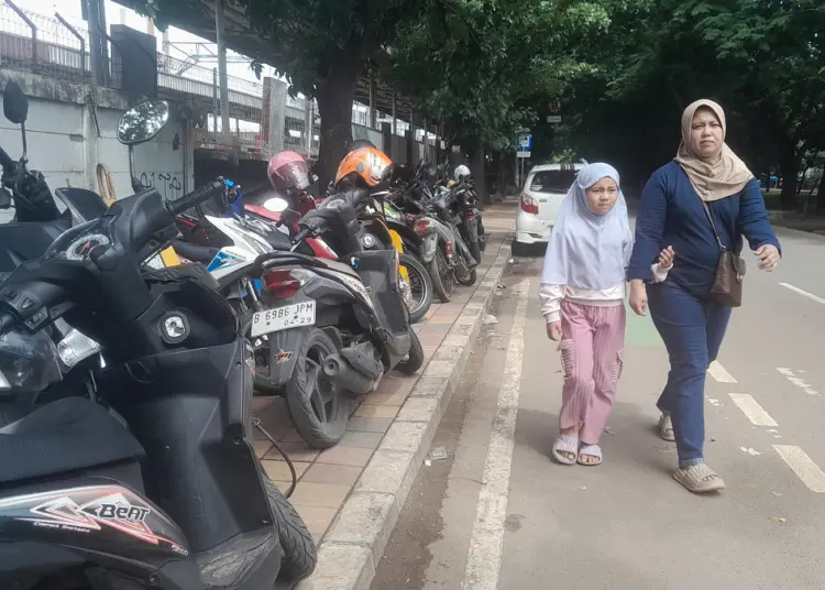 Kacau, Parkir Liar Dekat Stasiun Batuceper Kota Tangerang Pindah ke Trotoar