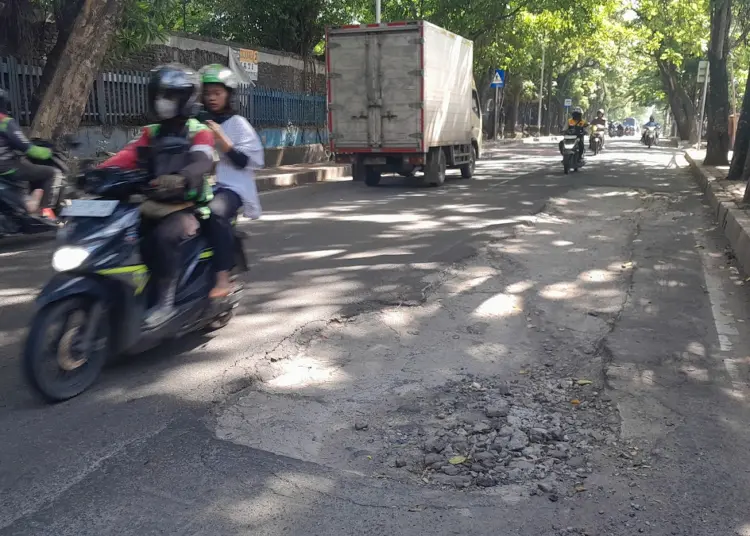 Baru Ditambal, Jalan Bekas Galian Pipa Air di Jalan Teuku Umar Karawaci Kembali Berlubang