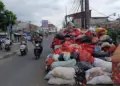 Duh, Sampah Menumpuk Di Jalan Aria Putra Ciputat