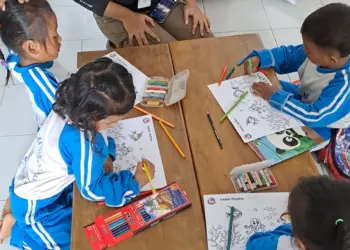 Belasan siswa TK Islam Cakra Nusantara (ICN), Tamanjaya, Kecamatan Sumur, Kabupaten Pandeglang, dikenalkan tentang ekosistem terumbu karang melalui kegiatan Lomba Mewarnai yang digelar F-PTK bareng LAZ Harfa Banten, Senin (30/12/2024) lalu. (ISTIMEWA)