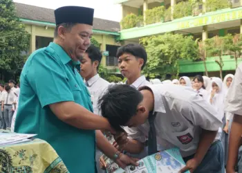 SMK Pustek Berikan Beasiswa Kepada Siswa Berprestasi