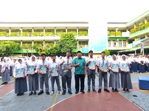 SMK Pustek Berikan Beasiswa Kepada Siswa Berprestasi