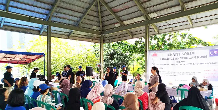 Warga Cluster Catalina, Gading Serpong, asyik menyimak penyuluhan dari tim dokter,  sesaat sebelum mengikuti layanan pemeriksaan kesehatan berupa cek kadar gula darah, kolesterol dan asam urat serta konsultasi dokter dan pengobatan gratis, di Balai RW 06 Catalina, Kelurahan Medang, Kec. Pagedangan, Kabupaten Tangerang, Minggu (12/01/2025).