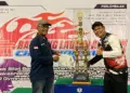 Koordinator Pelatih Tim PAMUR Rasio Mutiara, Yudhi Satria (kanan) menunjukkan Tropi Piala Tetap IPSI Jabar sebagai simbol Juara Umum  Kejuaraan Pencak Silat Nasional Bandung Lautan Api (BLA) Championship ke-6 tahn 2025.