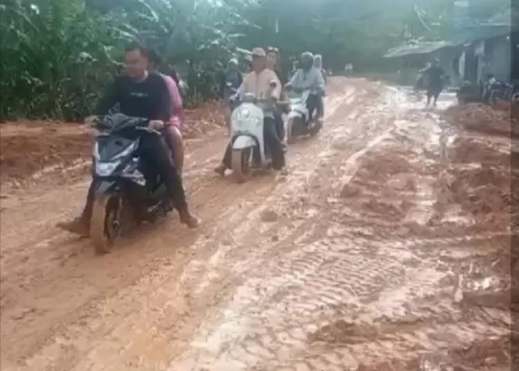 Jalan Cikotok-Cimaja Lebak Dipenuhi Lumpur