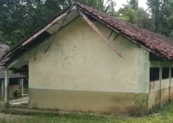 Bangunan KBM SDN Pasirtenjo 4, Kecamatan Sindangresmi, Kabupaten Pandeglang, tampak tidak layak dan butuh perbaikan. (ISTIMEWA)